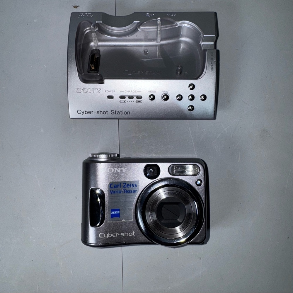Sony CyberShot DSC-S60 4.1MP Digital Camera w/ Base Docking Station